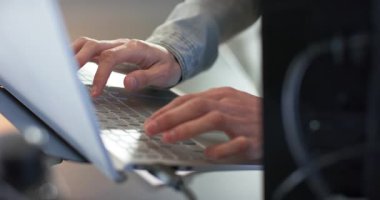 Masadaki dizüstü bilgisayara yerleşen eller, işteki projeyi tamamlamak için sürekli kod yazıyorlar. Üretkenlik, teknoloji, çalışma ortamı, modern, profesyonel, odaklanma, dijital