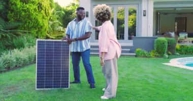 Babam güneş paneli taşıyor ve satın aldıktan sonra ailesiyle birlikte arka bahçede olanları anlatıyor. Yenilenebilir, sürdürülebilirlik, eğitim, yenilik, açık hava, modern, aile bağı