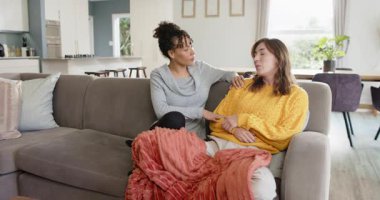 Mercan fırlatmalı kanepede oturan çeşitli bayan arkadaşlar bir hikayeyi paylaşırken, diğer bir rahatlatıcı diz. Arkadaşlık, destek, sohbet, sıcaklık, samimiyet, ev, rahatlama