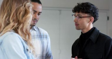 Çeşitli iş arkadaşları ofisteki akıllı telefonları inceliyor. Meslektaşlarının depolama kabinesi vasıtasıyla ellerinde tuttukları cihazlar. İşbirliği, takım çalışması, iletişim, yenilik, teknoloji, profesyonel, çalışma alanı