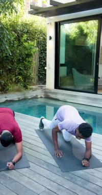 Dikey video: Tahta tutuştan sonra çeşitli erkek arkadaşlar el sıkışıyor sonra da bilardo hasırları üzerinde çıtırdıyor. Fitness, yoldaşlık, açık hava, atletizm, sağlık, takım çalışması, dikey video