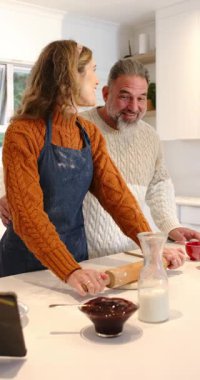 Dikey video: Pasta ve adadaki kap kacak için hamur sarmadan önce birkaç tablet. Aşçılık, ortaklık, aşçılık, yerli, konforlu, sade, dikey video