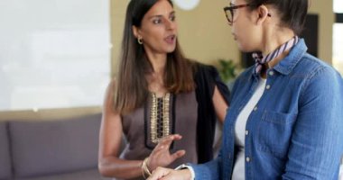 Farklı kadın iş arkadaşları tablet ekranı tıklayarak ofis salonunda proje hedefi tartışmasını başlatıyorlar. İşbirliği, takım çalışması, iletişim, modern, profesyonel, yenilik, gelişigüzel