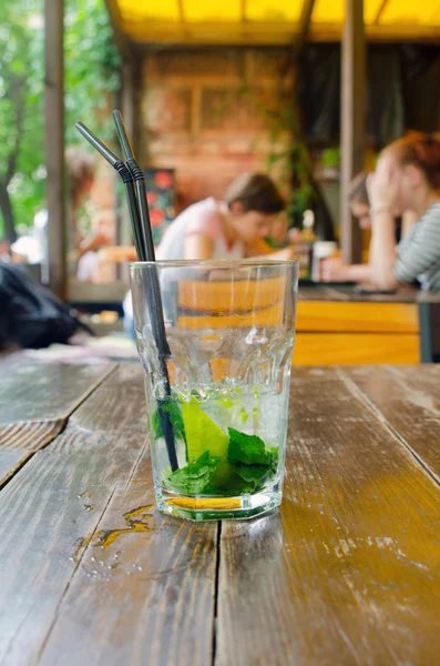 Koktajl mojito w szklance — Zdjęcie stockowe