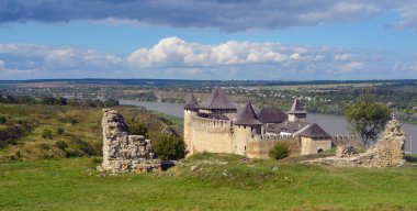 nehir üzerinde eski kale