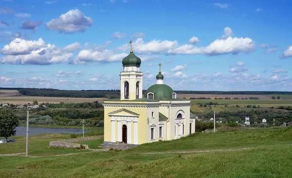 Kostel na řece — Stock fotografie