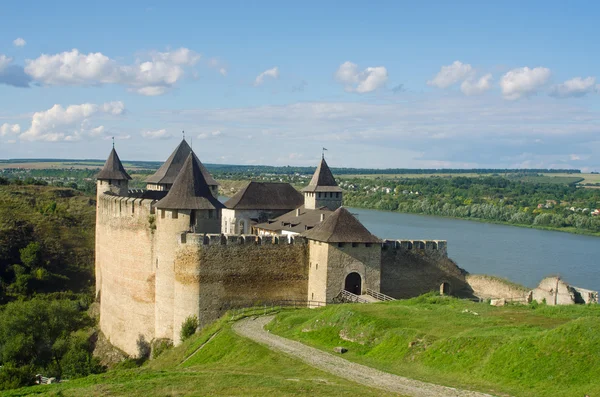 Antiguo castillo en el río —  Fotos de Stock