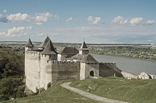 Antiguo castillo en el río —  Fotos de Stock