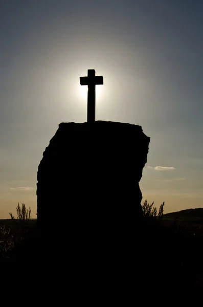 Silhouette des Kreuzes gegen den Himmel lizenzfreie Stockbilder