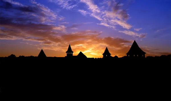 Silhouette der Ruinen einer mittelalterlichen Burg lizenzfreie Stockfotos