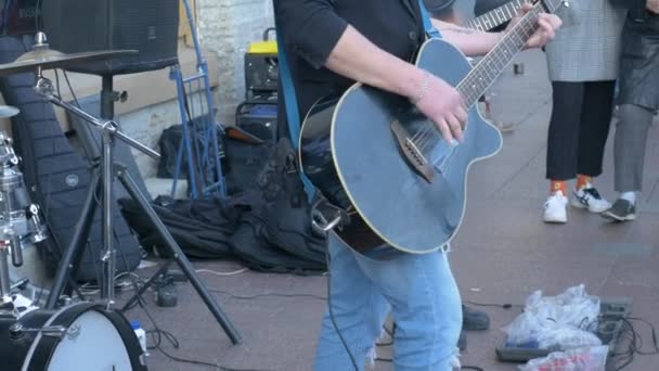 Músico Callejero Guitarrista Para Acera Toca Guitarra Una Banda Músicos — Vídeo de stock