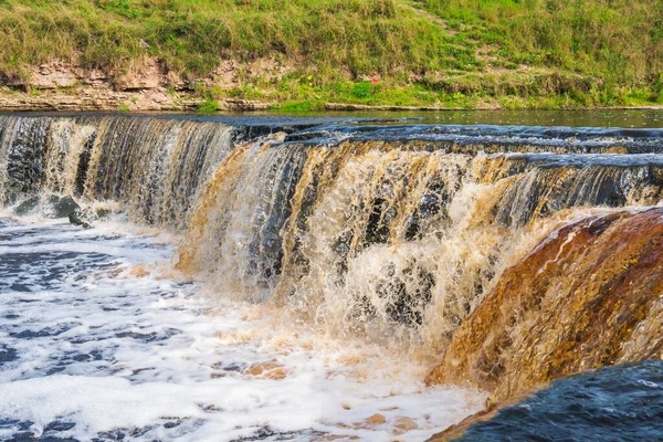 Vattenfall Vatten Som Rinner Från Floden Faller Ner Stormig Flod — Stockfoto