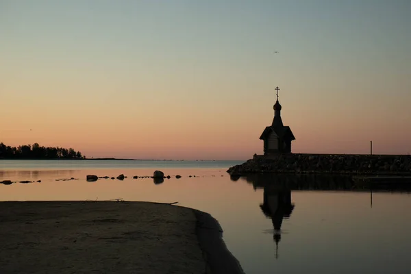 夜晚教堂的轮廓 海边教堂的轮廓 夕阳西下的一个小教堂 — 图库照片