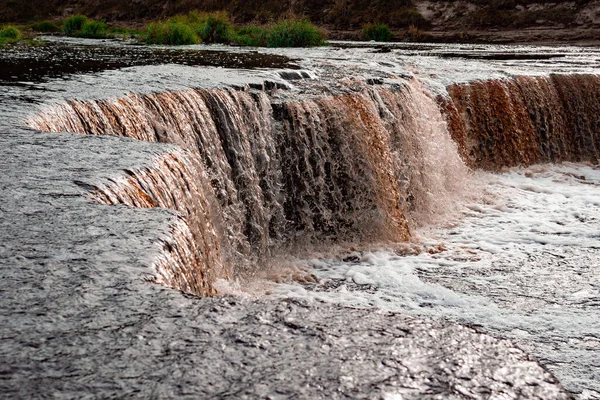 河水从河里流下来 一条褐色的湍急的河流 — 图库照片