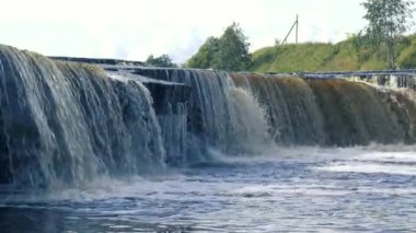 Şelale, nehirden akan su. Kahverengi renkli, fırtınalı bir nehir..