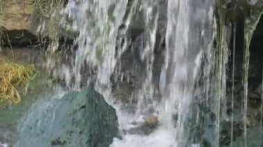 Şelale, nehirden akan su. Kahverengi renkli, fırtınalı bir nehir..