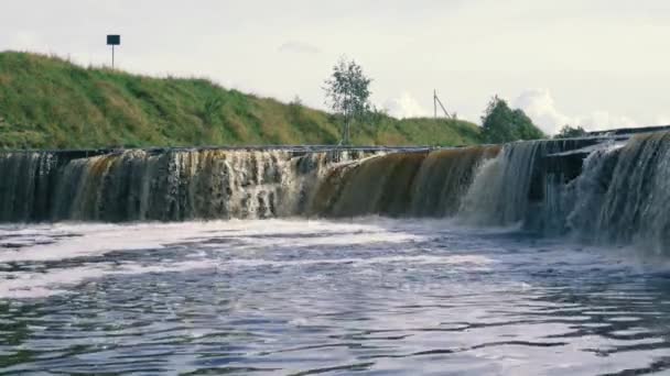 Vattenfall Vatten Som Rinner Från Floden Faller Ner Stormig Flod — Stockvideo