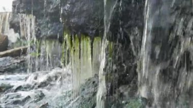 Şelale, nehirden akan su.