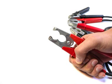 Kablolar başlıyor, kırmızı ve mavi terminaller. Radyatör klipsleri. Onarım ekipmanları kramponu.