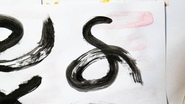 Gouache ve fırçayla çizilmiş gizemli siyah ve beyaz tabelalar. Beyaz arka planda desen siyah boya..