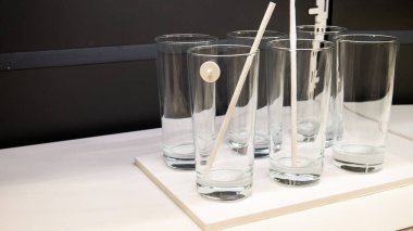 Tüplü şeffaf cam bir set. Bir kimya laboratuvarının fotoğrafı olarak kullanılabilir. Şeffaf gözlük.