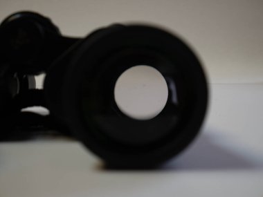 Beyaz arka planda yakın plan dürbünler. İzole edilmiş dürbün. Beyaz arka plandaki optikler. Ara ve seyahat et.