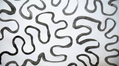 Gouache ve fırçayla çizilmiş gizemli siyah ve beyaz tabelalar. Beyaz arka planda desen siyah boya..