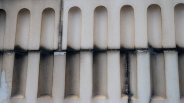  Çatlak beyaz tuğla dokusu. Eski bina
