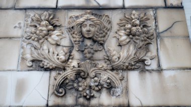 Binada güzel bir modellik. Çiçekli bir kadın resmedilmiş..