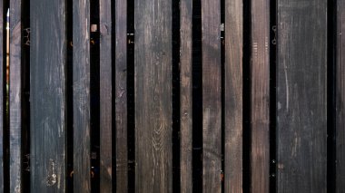 Ahşap doku çalışan elektronikleri koyu tonda kaplıyor.