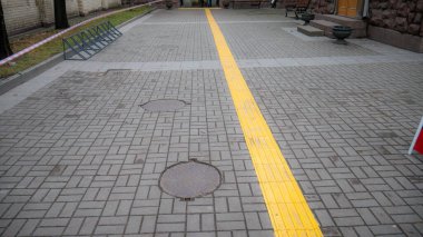 Körler için özel bir yol, uzayda yol bulmanızı sağlar. Müzeye giden yol..