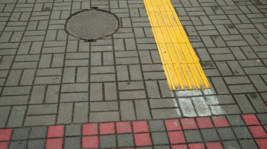  Körler için özel bir yol, uzayda yol bulmanızı sağlar. Müzeye giden yol..