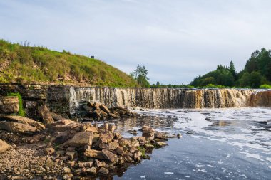 Şelale, nehirden akan su. Kahverengi renkli, fırtınalı bir nehir..