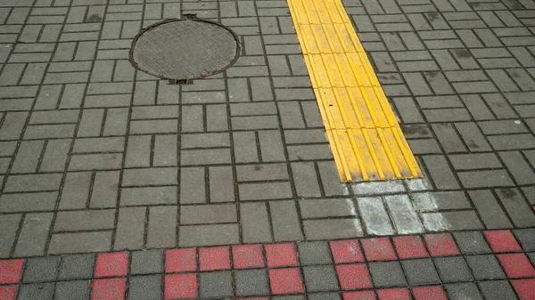  Körler için özel bir yol, uzayda yol bulmanızı sağlar. Müzeye giden yol..