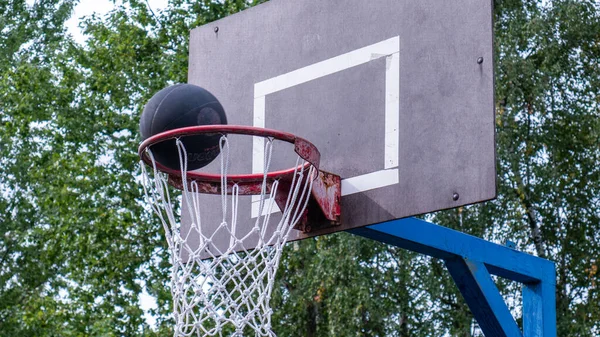 Schulbasketballplatz Ein Schwarzer Basketball Fliegt Den Ring — Stockfoto