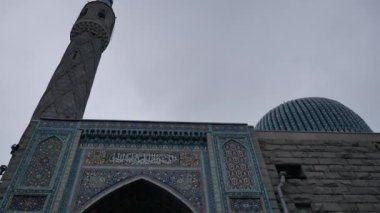 Büyük bir caminin dışı. St. Petersburg Camii.