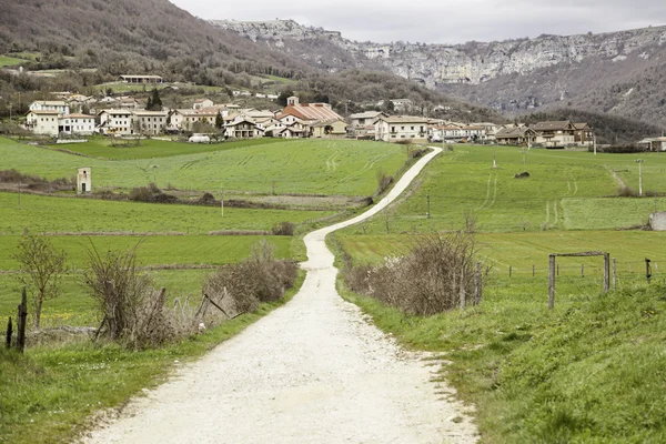 Villaggio tra le montagne — Foto Stock