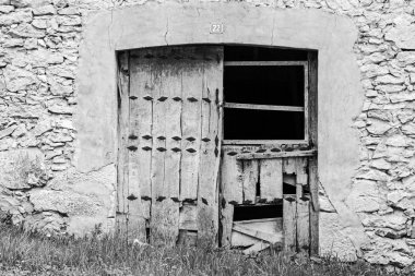 kırık ahşap kapı