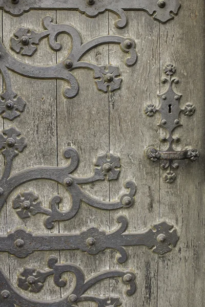 Старая железная дверь — стоковое фото