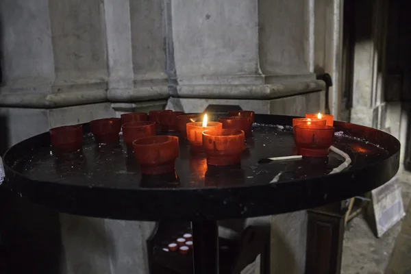 Kaarsen in kerk — Stockfoto