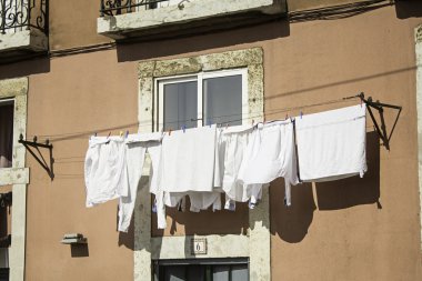 Pencere asılı elbiseleri