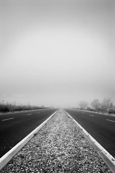 曇り霧 交通と旅行 風景と高速道路 — ストック写真