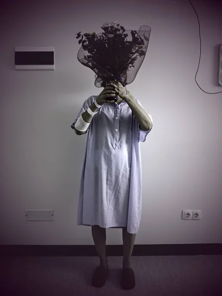 Frau Wegen Virus Pandemie Und Krankheit Ins Krankenhaus Eingeliefert — Stockfoto