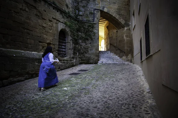 走过中世纪古村落的女人 西班牙佬 — 图库照片