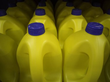 Süpermarkette plastik çamaşır suyu şişeleri, temizlik ve hijyen ürünleri