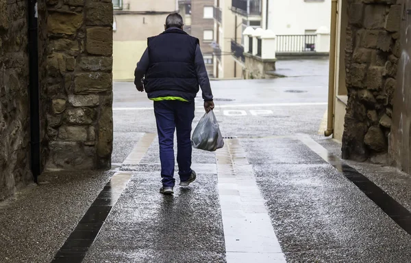 買い物袋を持った男が通りを歩く アクティブな生活 — ストック写真