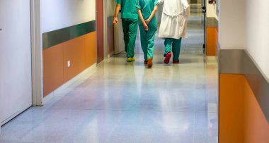 Hastane koridorunda doktorlar ve hemşireler, tıp ve sağlık