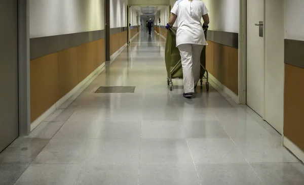 Assistente Enfermagem Corredor Hospitalar Atendimento Paciente Sala Emergência — Fotografia de Stock