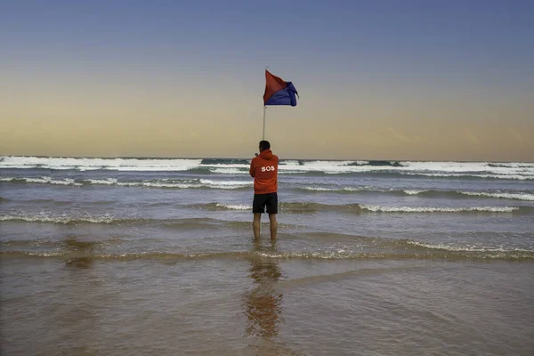 Salva Vidas Praia Colocando Bandeira Perigo Proteção Segurança Férias — Fotografia de Stock