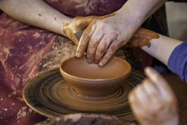 Řemeslník Pracující Jílu Keramiky Průmyslu Výroby — Stock fotografie